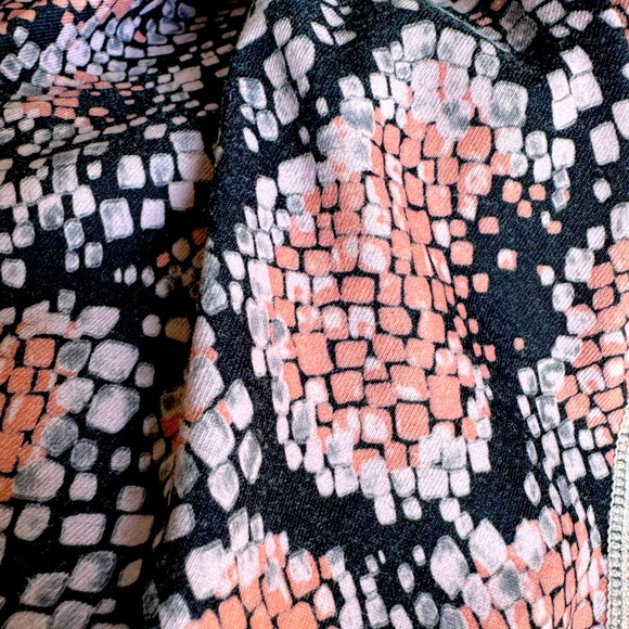 Fabletics Olesia Shine Short, Black Shine/Byzantine Posie - Picture 3 of 6